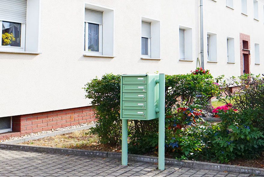 Pulverbeschichtete Standbriefkastenanlage mit fünf Fächern