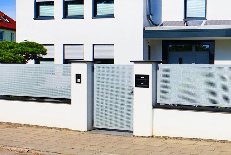 Raffiniert kann es aussehen wenn Zaunpfeiler zum Einbau von kompakten Briefkastenanlagen genutzt werden
