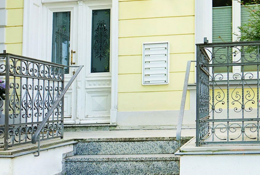 Robuste Briefkastenanlage im Mauerwerk verankert mit senkrecht angeordneten Postfächern