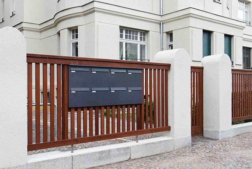 Rückseitige Postentnahme bei Briefkastenanlagen schafft verschiedene Möglichkeiten der Nutzung