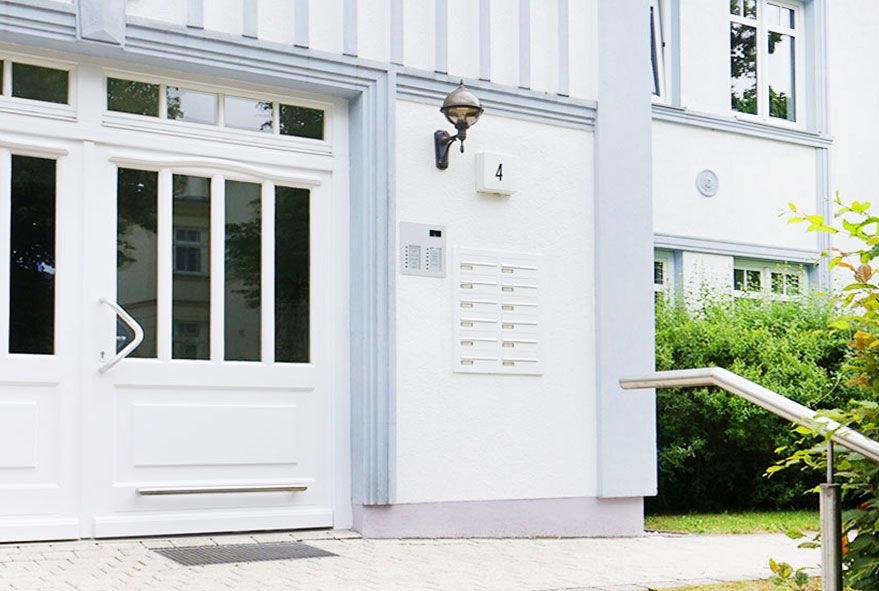 Schlichte und dezente Farben bei Briefkästen als Anlage in senkrechter Anordnung