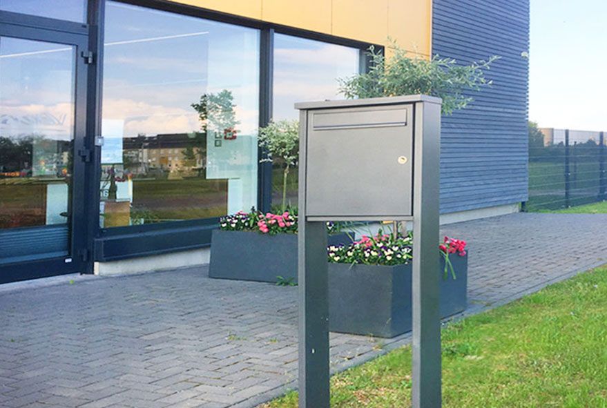 Schlichte und moderne Standbriefkastenanlage mit lackierter Oberfläche