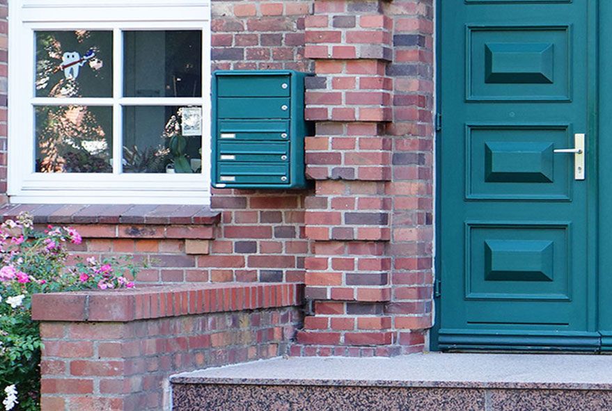 Schnell lieferbare Briefkastenanlagen für die Außenwandmontage können nachgerüstet werden