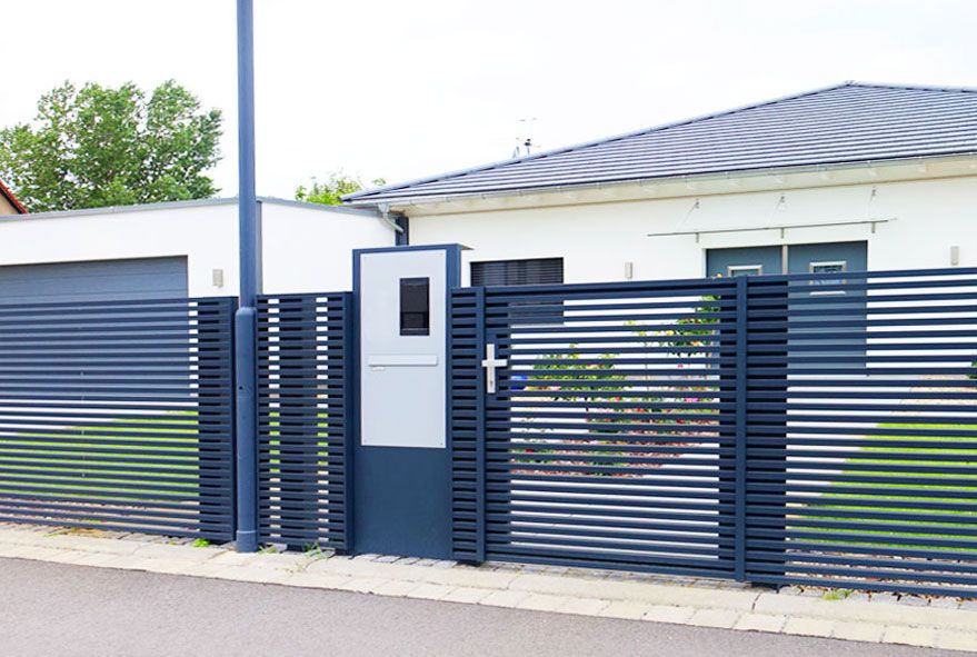 Sichere Briefkastenanlage an der Grundstücksgrenze im ausgefallenden Stil montieren