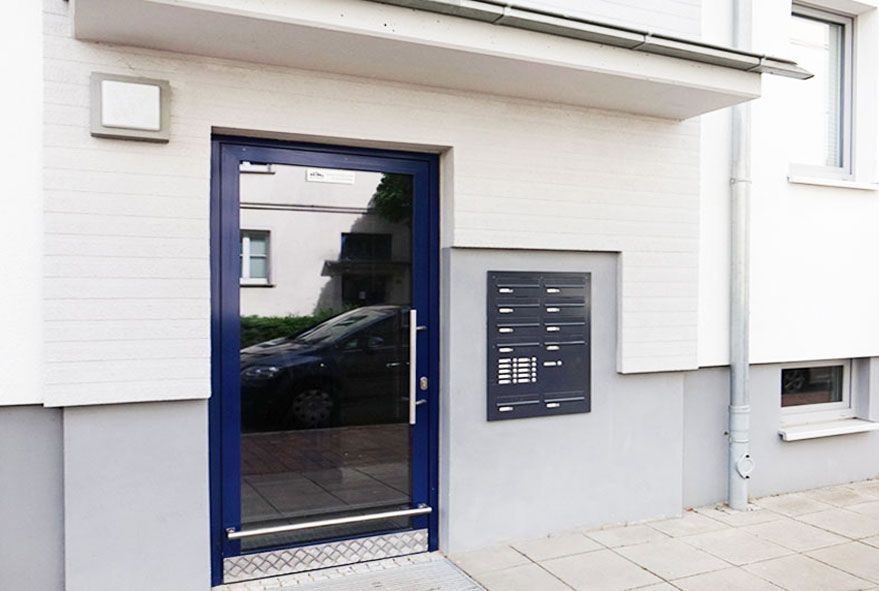 Sogenannte Durchwurfkästen von Mauereinbau-Briefkastenanlagen können je nach Wandstärke in der Länge angepasst werden