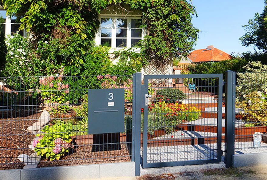 Soll eine Briefkastenanlage am Zaun montiert werden so gibt es verschiedene Aufstellungsarten