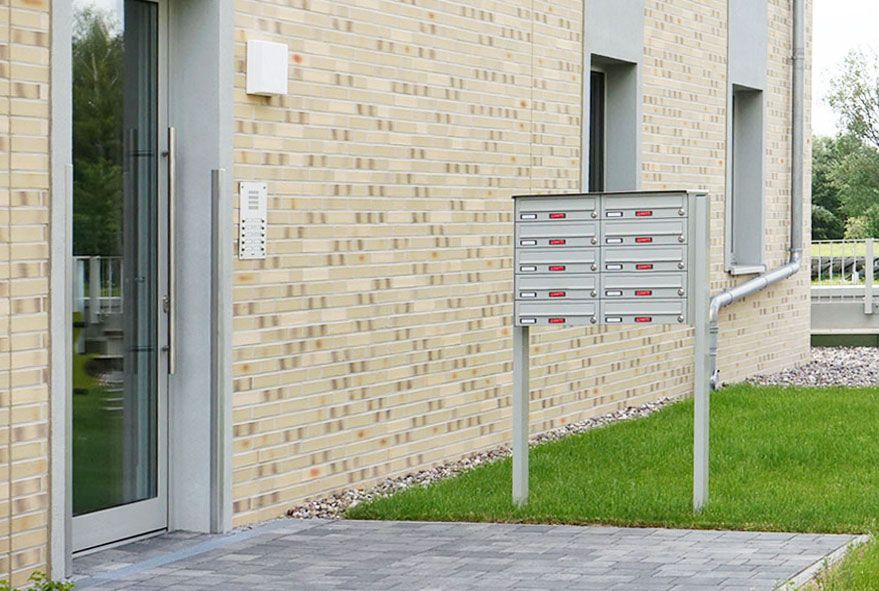 Stabil aufgestellte Briefkastenanlage aus Stahl mit beständiger Pulverbeschichtung