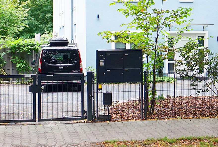 Ständer-Briefkastenanlagen und ihre freistehende Montage sorgen für ein stimmiges Gesamtbild im Außenbereich