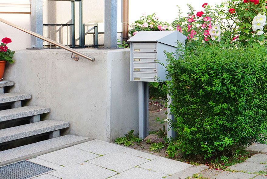 Standbriefkastenanlage mit 4 Postfächern am Treppenaufgang aufstellen