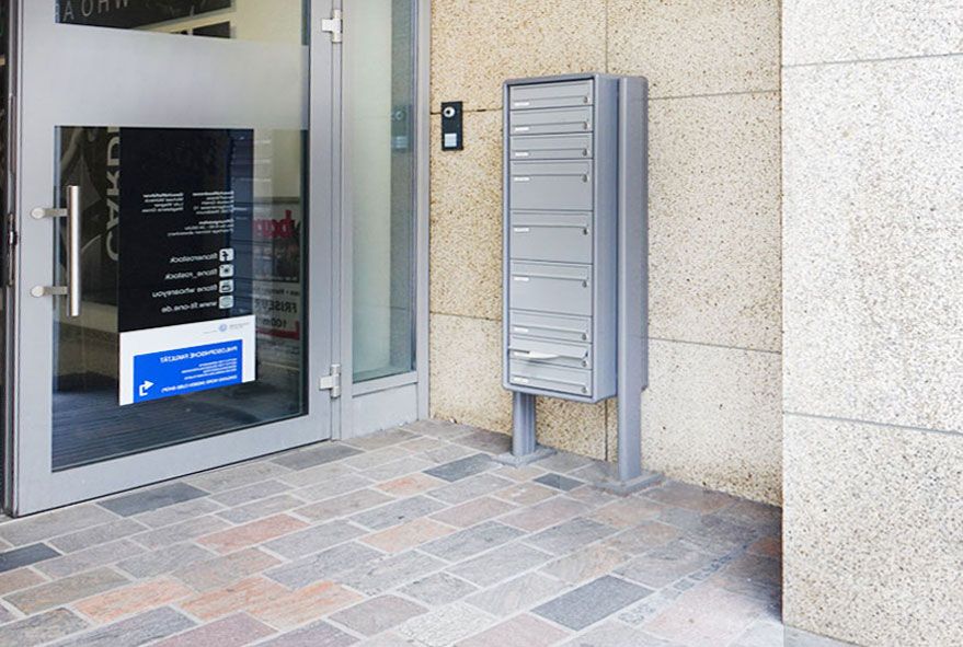 Standanlage mit mehreren Briefkastenfächern vertikal angeordnet mit kurzer Lieferzeit
