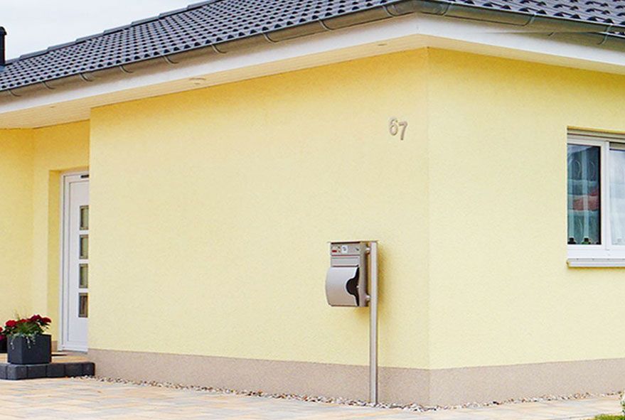 Standbriefkastenanlage aus Edelstahl - welche an nur einem Fuß montiert sind