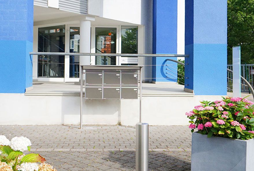 Standbriefkastenanlage die auf Kundenwunsch extra in Form und Farbe hergestellt wird