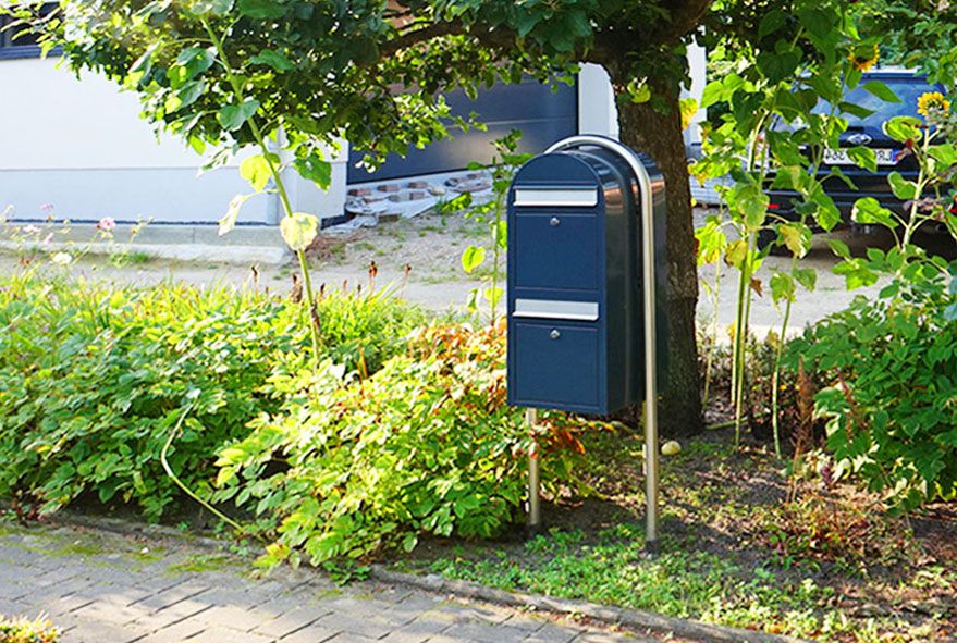 Stylischer zweifach Briefkasten als freistehende Anlage in unterschiedlichen Farbvarianten bestellbar