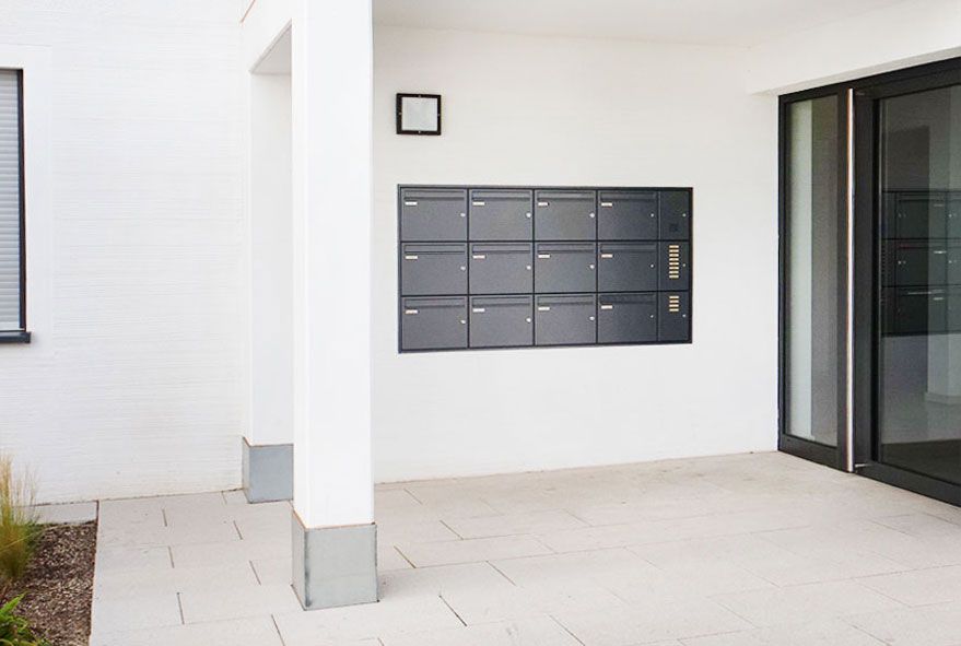 Übereinander angeordnete Einwurffächer in drei Reihen als Briefkastenanlage
