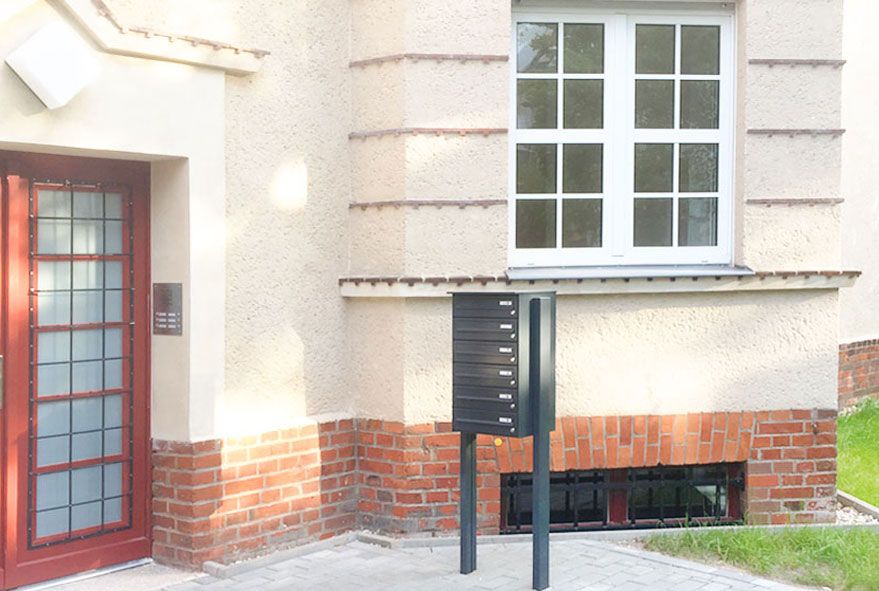 Übereinander liegende Postfächer bei stehenden Briefkastenanlagen verwenden