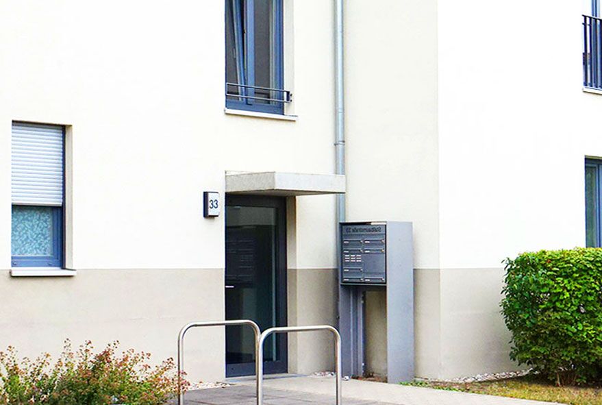 Übersichtlich aufgegegliedert nach Wandanlage oder freistehend sind verfügbare Briefkastenanlagen auch online bestellbar