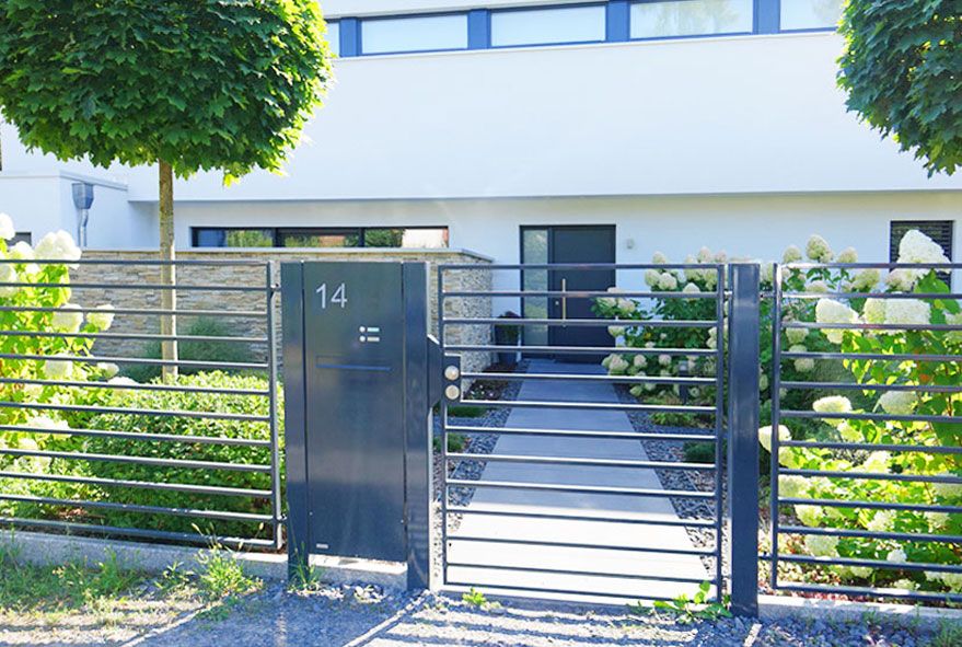 Um die Post am Zaun einwerfen zu können sind Einzelbriefkasten oder Anlage für die Zaunanbringung eine gute Wahl