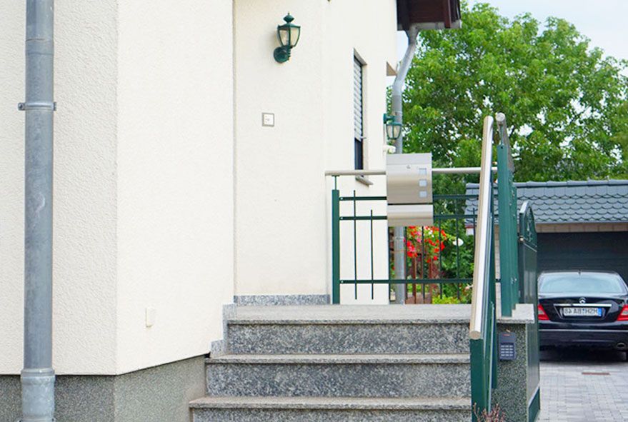 Um eine bequeme Postentnahme zu ermöglichen werden Briefkastenanlagen mit Zeitungsfächern auch am Treppenaufgang montiert