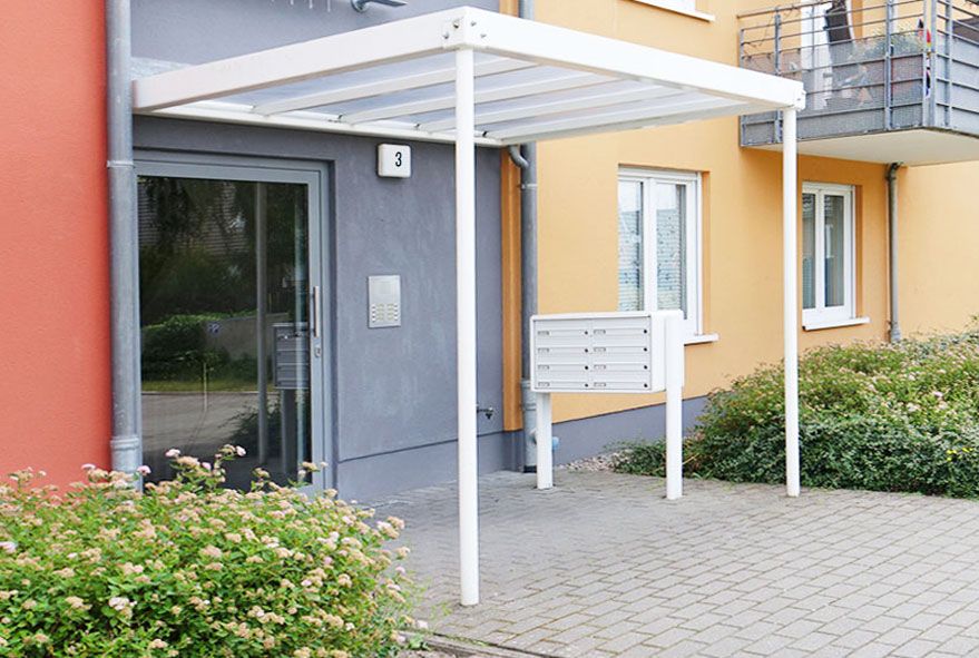 Um sicheren Halt zu gewährleisten können an den meisten Briefkastenanlagen zusätzliche Standfüße angebracht werden