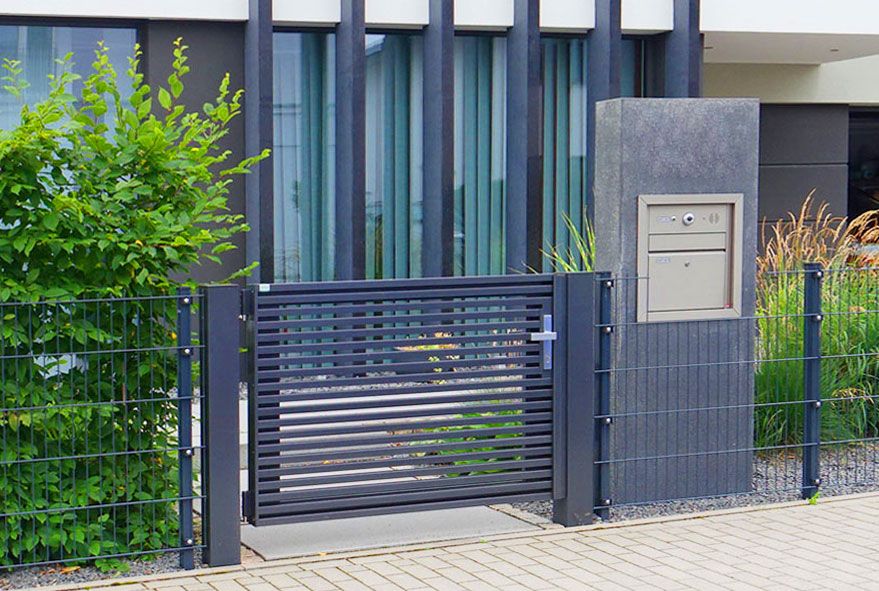 Umrahmte Briefkastenanlagen auch in ansehnlichen Steinsäulen verbaubar