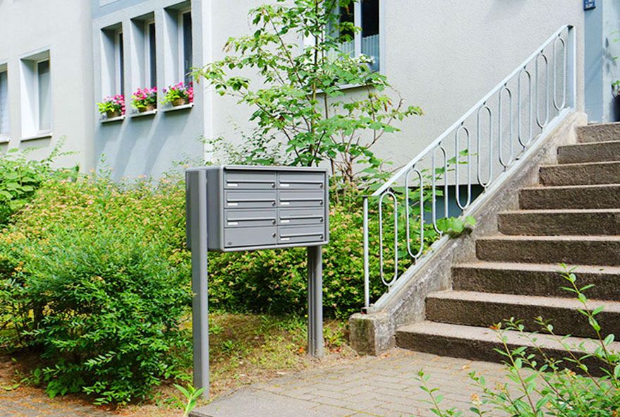 Unter dem Vordach oder am Treppenaufgang aufgestellte Briefkastenanlage online bestellen