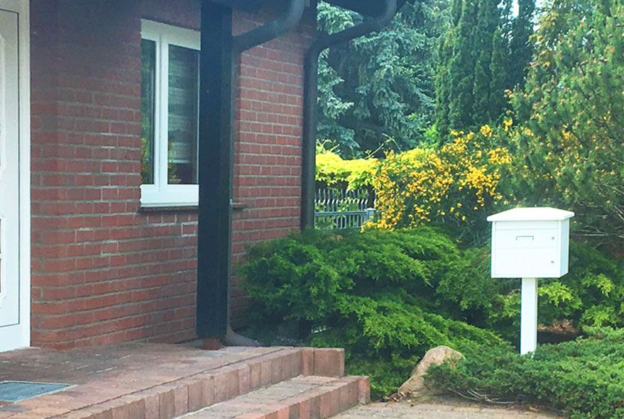 Unter zusätzlichem Schutzdach befindlicher Standbriefkasten mit viel Aufnahmevolumen