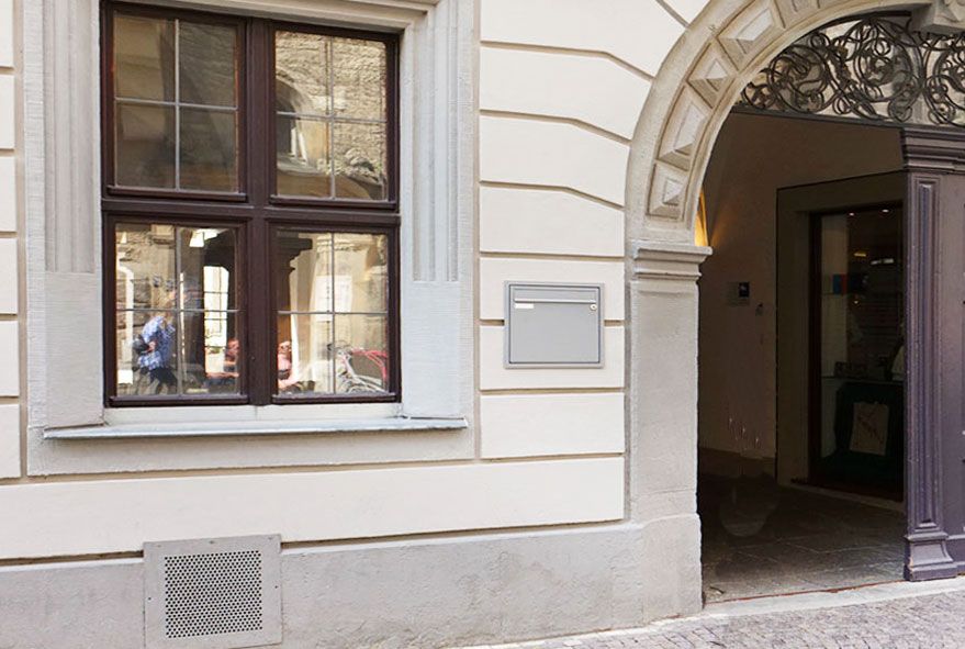 Unterputz angebrachter Einzelpostkasten mit einem Fach in die Hauswand eingelassen