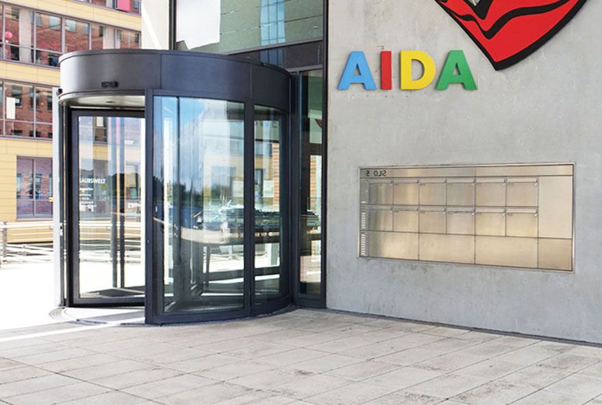 Verwaltungs- und Bürogebäude werden auch mit einer günstig kalkulierbaren Briefkastenanlage ausgestattet