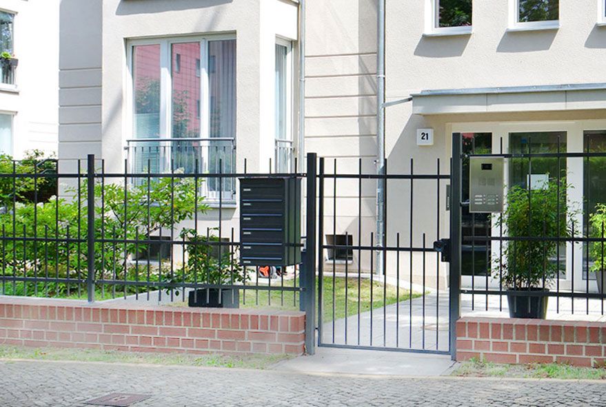 Viele angebotene Briefkastenanlagen mit geschützter Postentnahme sind in verschiedener Stückelung der einzelnen Fächer erhältlich