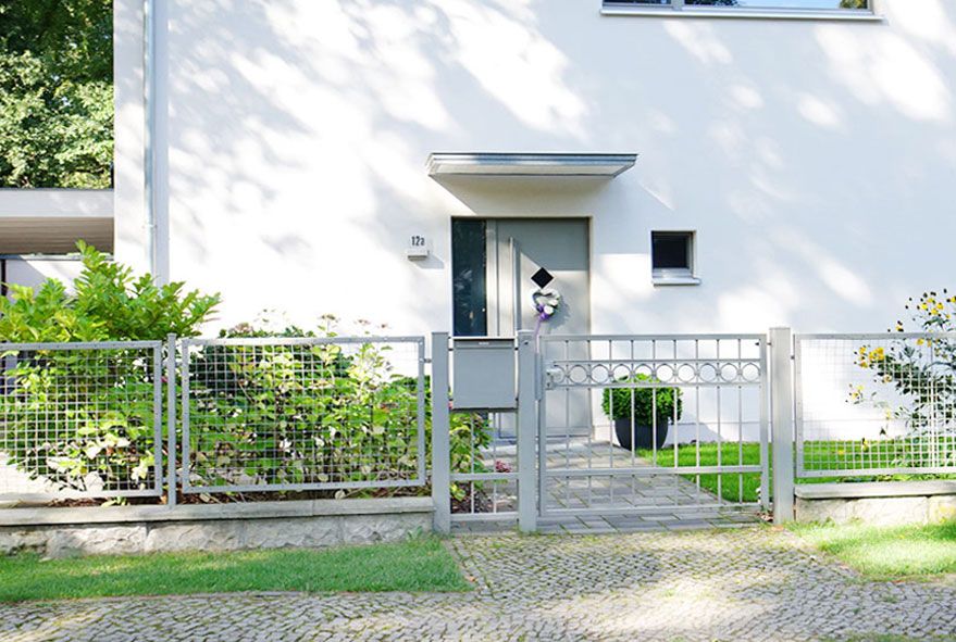 Vor Feuchtigkeit geschützte Briefkastenanlagen die durch ihre Bauform Briefpost und Zeitungen sicher aufbewahren