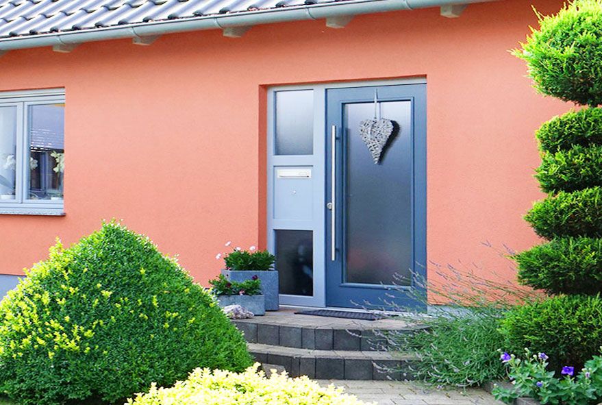 Vordere Posteinwurfklappen und hintere Postentnahme bei Durchwurfbriefkastenanlagen