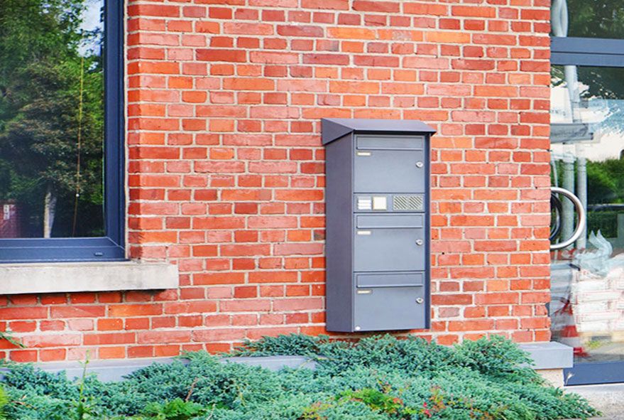 Wandbriefkasten für ungerade Nutzeranzahl an Hausfassade montieren
