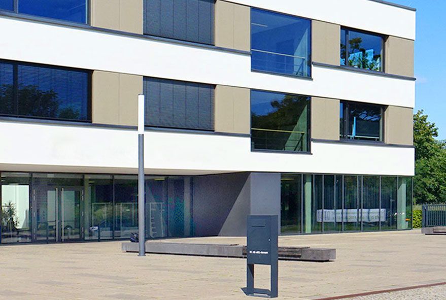 Welche Anforderungen sollte eine zweckmäßige Briefkastenanlage für Schuleinrichtungen oder Gymnasien erfüllen?