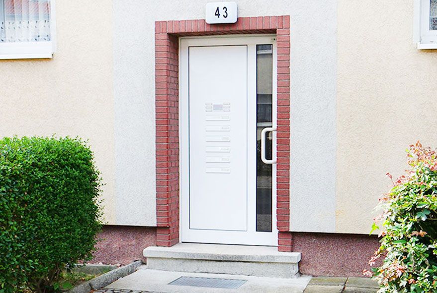 (437) Wenig Bauplatz erfordernde Briefkastenanlagen für den Eingangsbereich sind im Shop in verschiedenen Materialien erhältlich