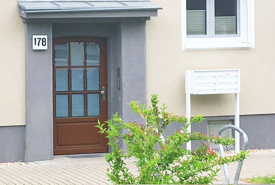 Wenn Hauswände nicht bebaut werden sollen können Standbriefkastenanlagen direkt davor positioniert werden