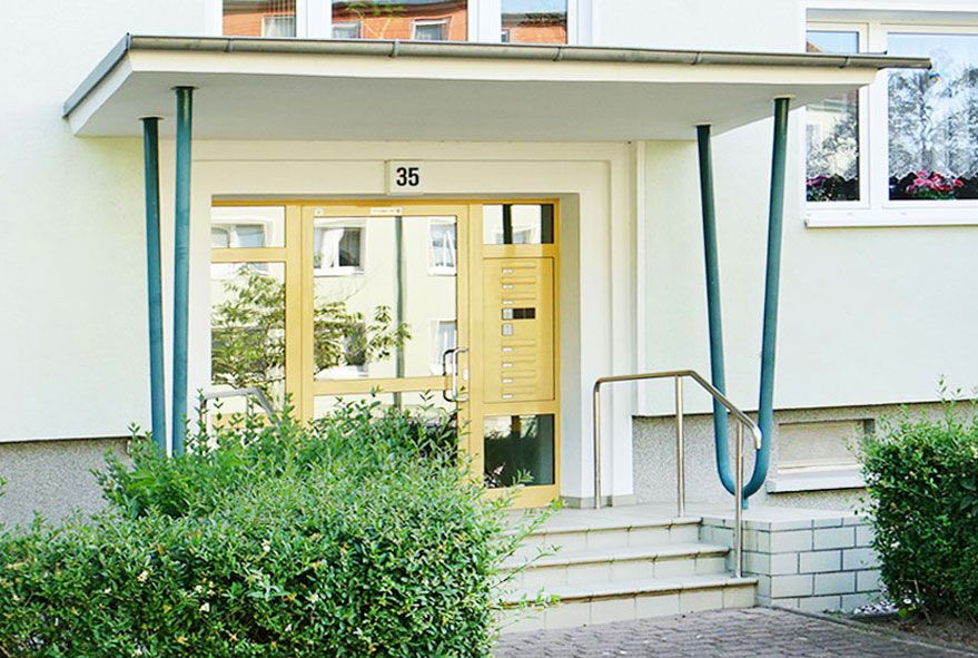 Wenn Immobilien saniert werden - können die gewünschten Eigenschaften von Briefkastenanlagen als auch deren Aussehen variieren