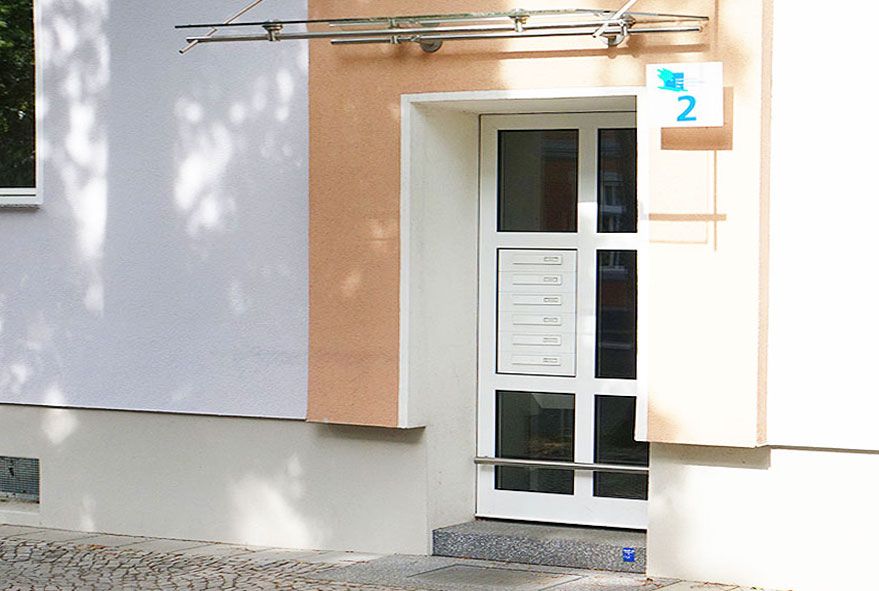 Wenn in Türseitenteilen Durchwurfbriefkastenanlagen montiert werden ist barrierefreier Zugang von Vorteil