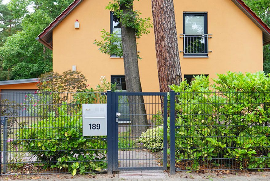 Wenn Zaunbriefkästen in trendiger Optik montiert werden können Hausnummer und Name direkt auf diesem angebracht sein