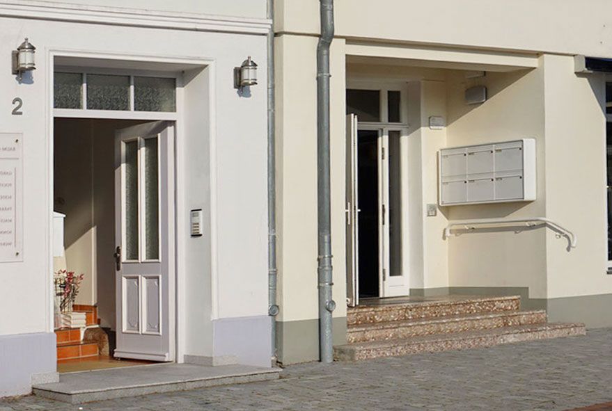 Wie vom Kunden gefordert wird eine Briefkastenanlage mit stabiler Seitenverkleidung oder umlaufenden Rahmen geliefert
