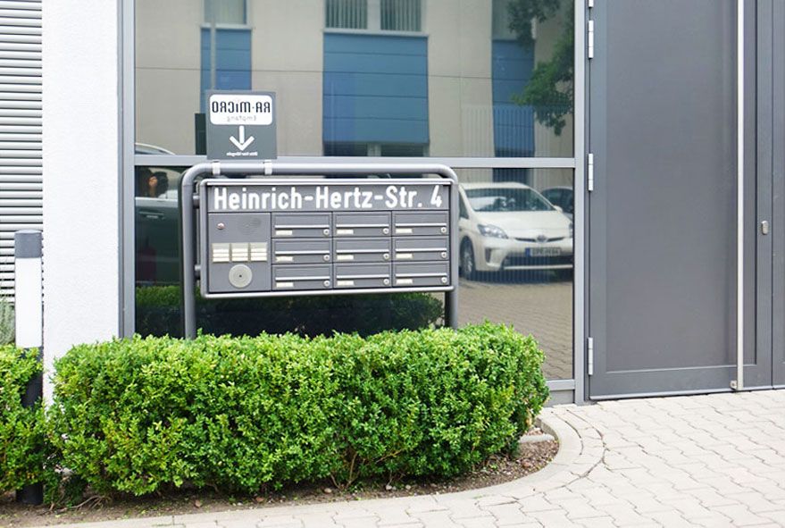 Wo in der Tiefe Platz vorhanden ist kann eine waagerechte raumsparende Briefkastenanlage von Vorteil sein