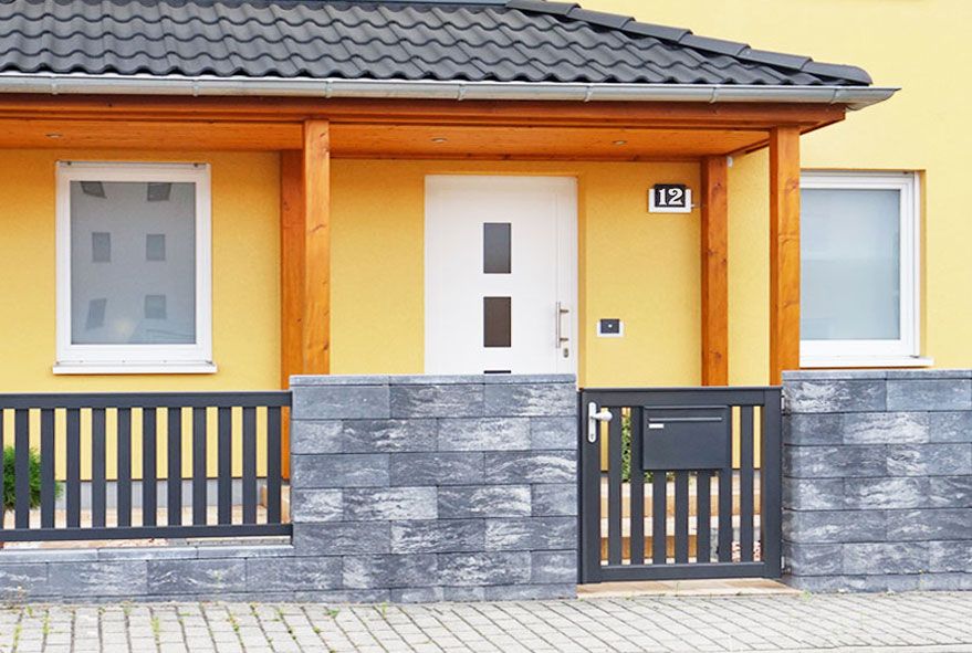 Zaunbriefkastenanlage mit integrierter Designpaketzustellbox in Wunschfarbe für normales Postaufkommen