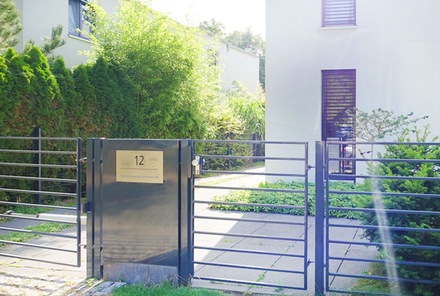Zaundurchwurf-Briefkastenanlagen in modernem und zeitlosem Design passen gut zur Umgebung des Grundstücks
