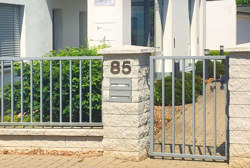 Zaunpfeiler können bei geringem Bauplatz für Briefkastenanlagen eine elegante Lösung sein