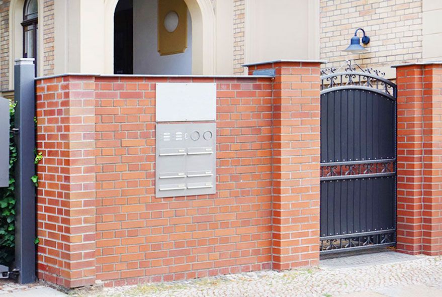 Zeitgemäße und moderne Briefkastenanlage mit unterschiedlicher Postfächergröße