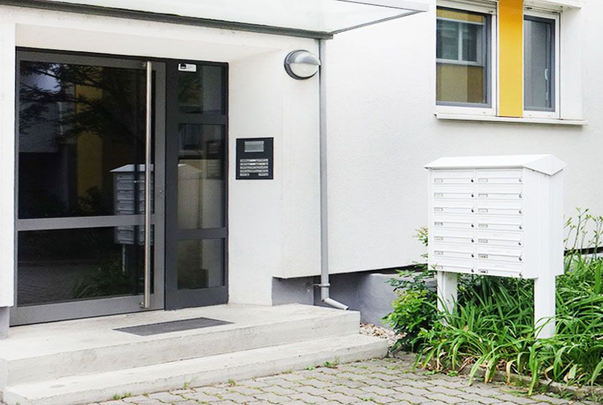 Zu einem Block fest verbundene Einzelbriefkästen - welche zusammen die geforderte Größe von Briefkastenanlagen ergeben