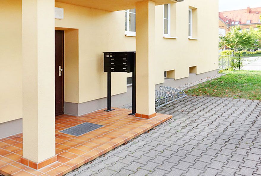 Zum Aufschrauben oder Einbauen eine passende Briefkastenanlage mit großen Kästen und Einwurfschlitzen kaufen