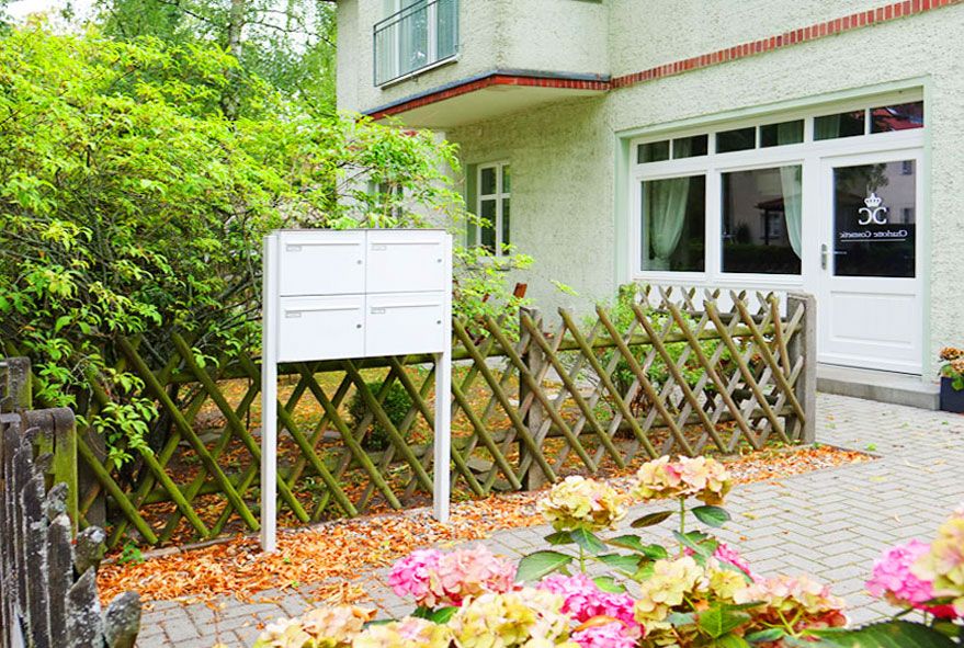 Zum aufschrauben oder einbetonieren geeignete Briefkastenanlage im erstklassigen Design