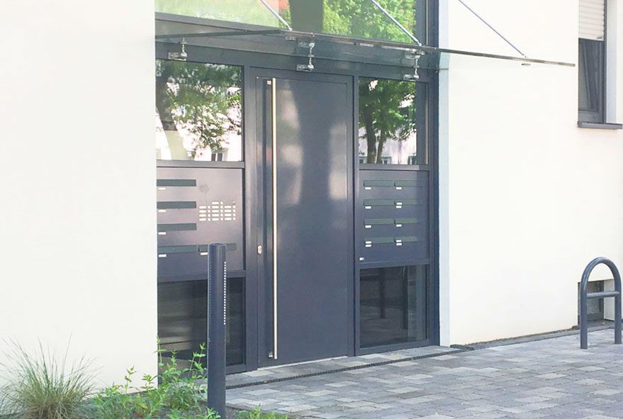 Zum Einbau in der Seitentür Briefkastenanlagen mit Hausnummern - Licht und Klingeln ausstatten