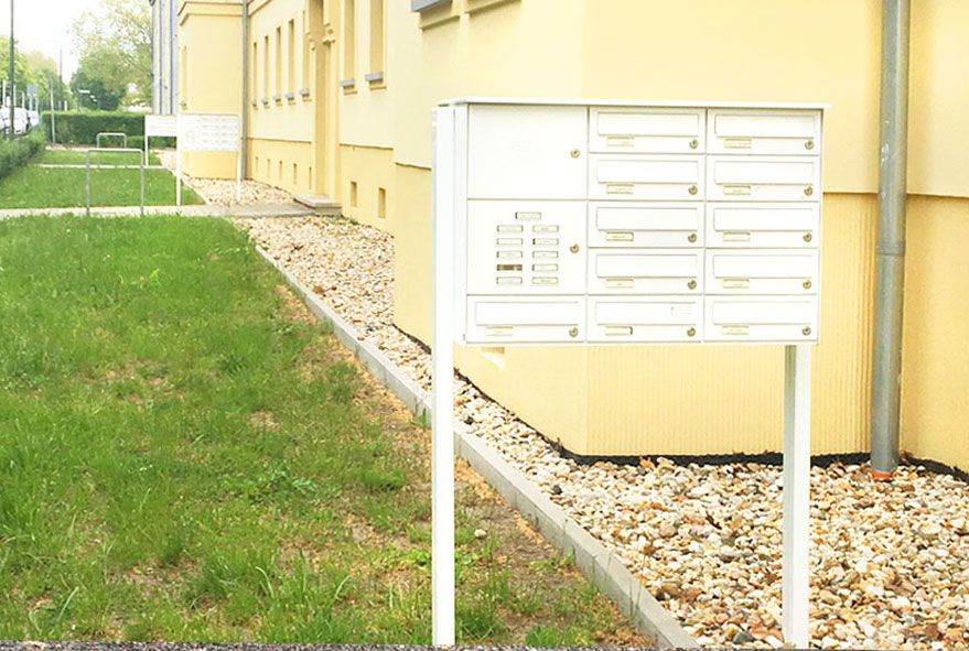 Zum einbetonieren geeignete freistehende Standbriefkastenanlage