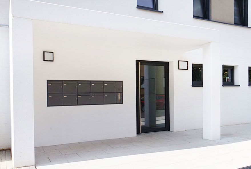 Zum einlassen in der Wand passende und einheitliche Briefkastenanlagen verwenden